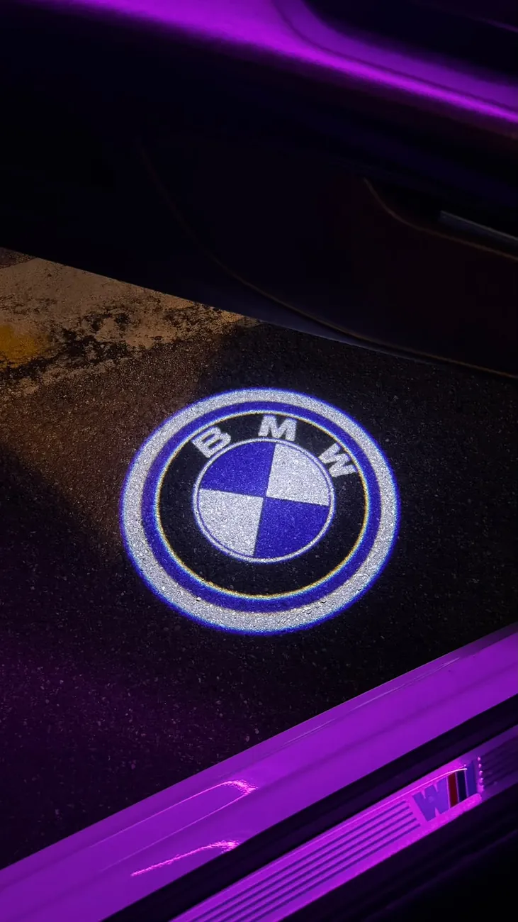 BMW Einstieg – Logo-Projektion bei OZ Custom Cars in Kirchheim am Neckar